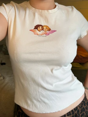 Vit topp med tryck - Super söt och oanvänd tight topp med en bff text ifram. Tyget är stretchigt och väldigt behagligt. De står storlek 152-164 men den är stretchig så passad mig som är s/m också.