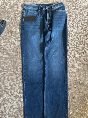 Blå jeans cèst normal jeans ny pris 1299 - Säljer ett par klassiska blå jeans från cèst normal med rak passform och fem fickor. Jeansen har normal midja, dragkedjegylf och är tillverkade i ett slitstarkt denimtyg. Perfekta för en avslappnad och stilren look.