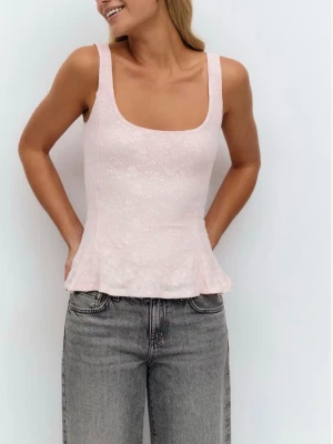 Ljusrosa blommig linnetopp från NA-KD - Supersöt ljusrosa linnetopp från NA-KD med blommigt mönster och breda axelband. Toppen har en figurnära passform upptill och en lätt volang nedtill.