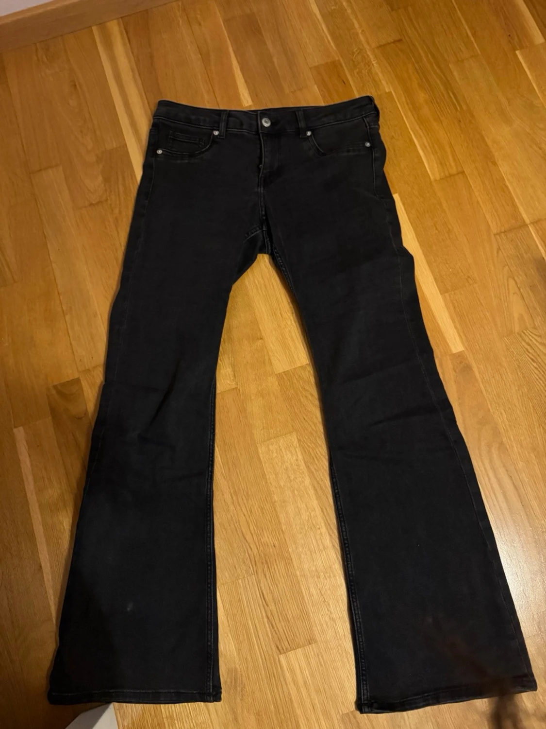 Svarta bootcut jeans