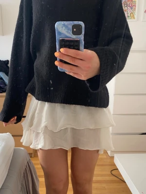 Vit volangkjol  - Säljer en vit volang kjol i storlek 36💕