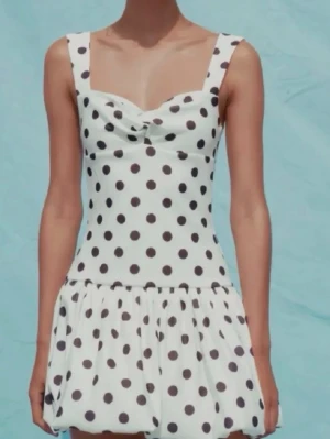 Vit klänning med svarta prickar - Intressekoll på denna skitsnygga klänning från Zara, jag är inte säker på att jag vill sälja men vill se hur mycket folk kan buda🫰🏼🫰🏼skriv vid funderingar 
