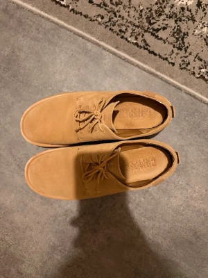 Bruna mocka skor från camper wagon - Säljer ett par snygga bruna skor från Camper Wagon, riktigt sköna använt 2-3 gånger på viktiga tillfällen. Köpt från 1,900