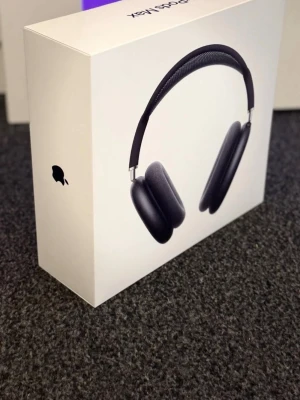 Apple AirPods Max hörlurar svart - Snygga och moderna Apple AirPods Max hörlurar i svart. Over-ear design med mjuka öronkuddar och metallbyglar. Perfekt för musik, gaming eller film. Levereras i originalförpackning.