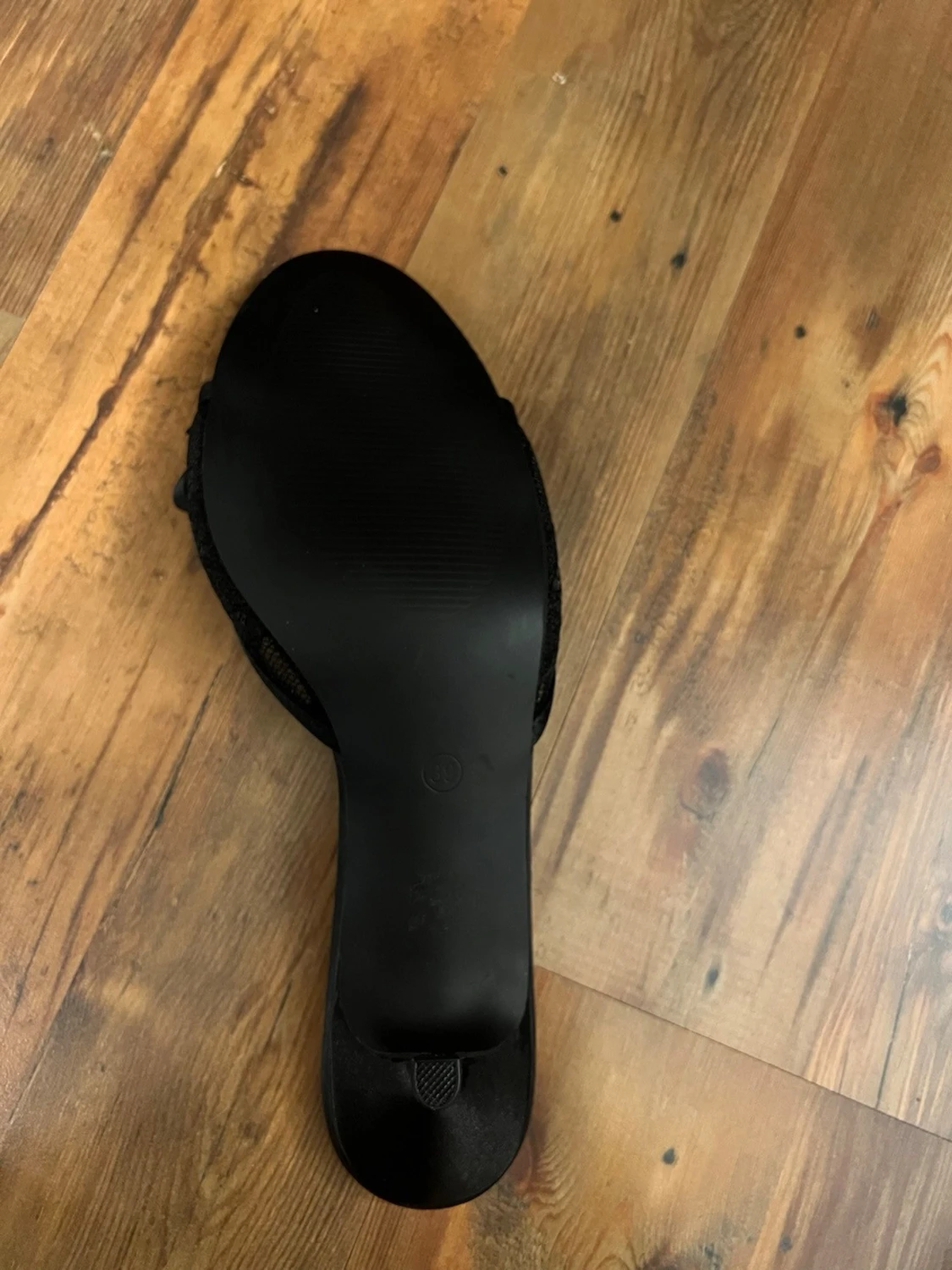Svarta pumps med rosett och spetsdetalj - 3