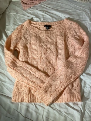 Rosa stickad tröja - Superfin ljusrosa kabelstickad tröja från H&M. Jättefin, säljer på grund av att den tyvärr är för liten på mig💗
