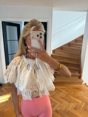 Spets topp - Sälje denna sååå söta spets topp som är helt perfekt, wowsiii❤️❤️🥹🥹