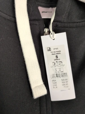 Svart  set från Gina Tricot  - Klassisk svart hoodie med dragkedja från Gina Tricot. Hoodien har vita snören, stor huva och en stor magficka framtill. Tillverkad i mjukt material som passar perfekt till en avslappnad stil. Enkel och stilren design som funkar till det mesta. Fina mjukisbyxor med samma stil. Byxorna är i Xs och tröjan är i S. Fråga för mer bilder, detaljer eller vill sänka priset 😊
