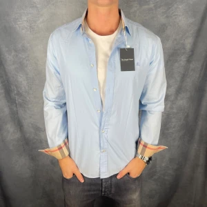 Burberry Skjorta - Skick: 9,5/10. | Ingår: Bara skjortan. | Nypris: +- 4000 SEK. | Modellen är 183cm och väger 75. 