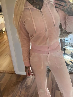 Juicy couture set  - Ljusrosa juicy set storlek XS i tröjan & XXS i byxor. Byxorna saknar metalländarna & fläckar längst med (se bilder) har ej testat att ta bort så vet ej om det går - därav det billiga priset. 🌸🩷 ▪️ TikTok - Ginise ✨ 