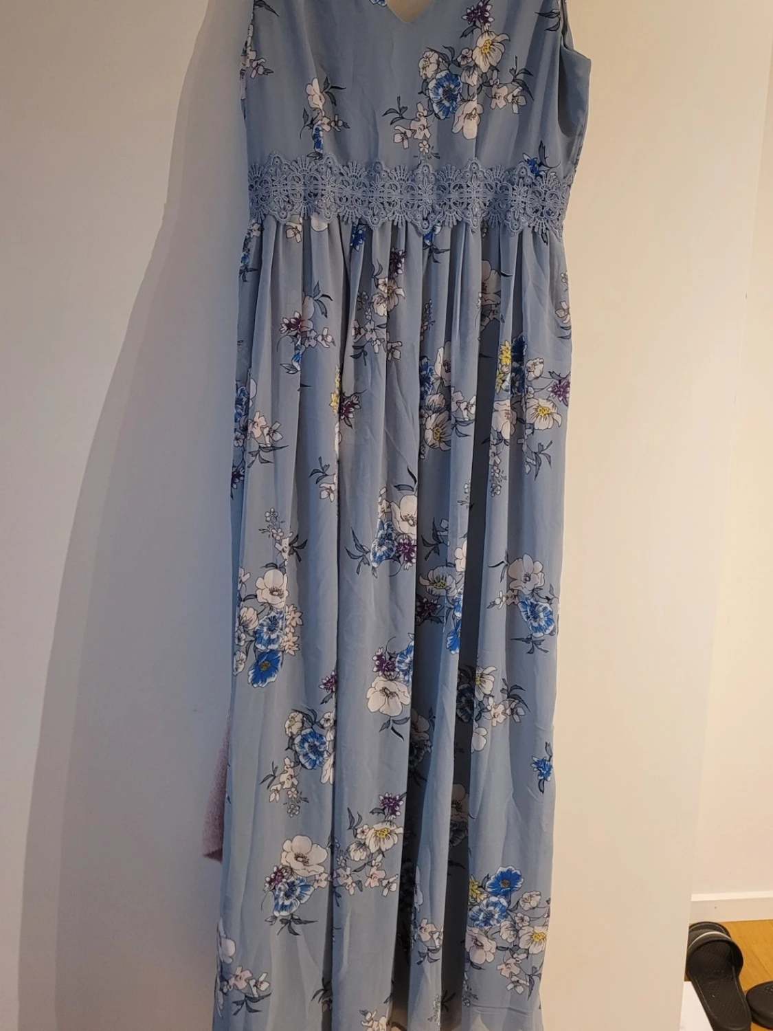Blommig blå långklänning med spets - 1