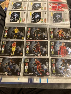 Samling fotbollskort Champions League från 2012/2013 kan tänka mig att sälja styck om folk vill ha just en spelare med inte alla  - Säljer en samling fotbollskort från Champions League med spelare som Marco Reus, Petr Čech, Johan Elmander, Andrés Iniesta, Vincent Kompany, Bastian Schweinsteiger, Zlatan Ibrahimović, Franck Ribéry och Andrea Pirlo. Korten har svart bakgrund och färgglada klubbmärken.