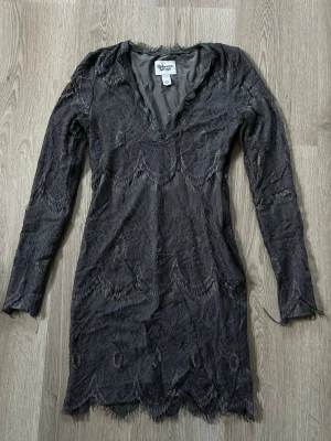 Spetsklänning  - Superfin mörkgrå spetsklänning från Rebecka Stella, Nelly med långa armar 🩶i ett fint skick!