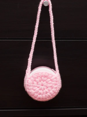 Virkad snusväska  - Virkad snusväska som enkelt fästs på till exempel handväskan.   Virkad i akrylgarn.  Färger kan variera beroende på skärminställningar.