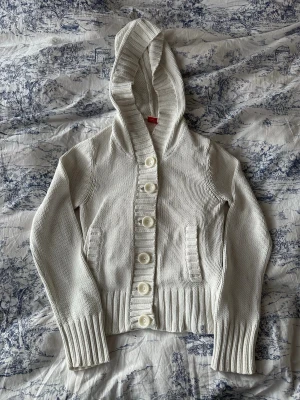 stickad kofta - materialtag avklippt