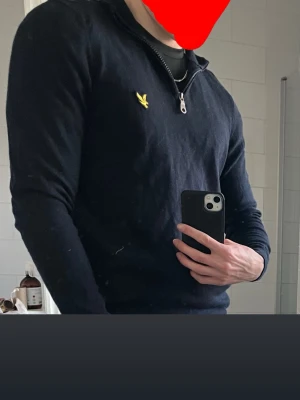 Lyle & Scott half-zip - Jag säljer min half-zip tröja från Lyle & Scott. Jag fick den nu när jag fyllde år så har inte hunnit ha på mig den så mycket. Den har inga som helst hål eller liknande och är i väldigt bra skick. Den är i storlek s och passar bra till mycket.