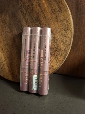 Maybelline Lash Sensational Mascara 3-pack - Säljer ett 3-pack Maybelline Lash Sensational mascara. Förpackningen är plastad och mascaran ger volym och separerar fransarna. Perfekt för dig som vill ha fylliga och definierade ögonfransar.