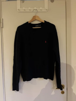 Ralph Laurent stickad  - Vet inte om den är äkta då den är köpt vintage, lite nopprig, den är mörkblå 💞