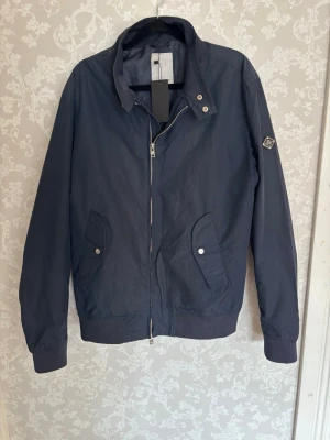 J Lindeberg jacka  - Säljer en riktigt fet J Lindeberg jackan storlek L😮‍💨10/10 skick💯Jackan är lite tunnare så passar perfekt nu inför våren🌼Priset är inte hugget i sten🪨 Så det är bara att höra av sig vid frågor🤗