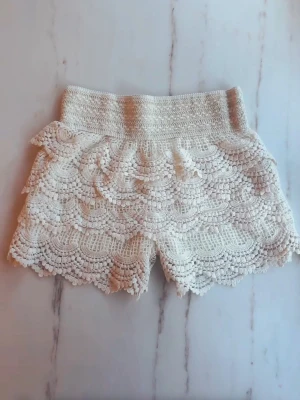 Spets shorts - Beiga spets shorts, passar xs-m. Sänker inte priset 