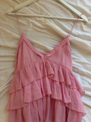 Rosa volangtopp med tunna band -  rosa volangtopp  med tunna axelband och flera lager av volang. Toppen är ifrån Zara💕