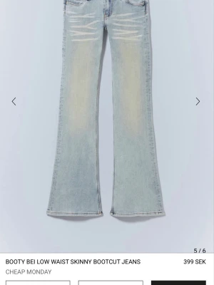 Bootcut jeans från Cheap Monday - Säljer ett par avklippta ljusblå bootcut jeans från Cheap Monday.  Kontakta mig om frågor!
