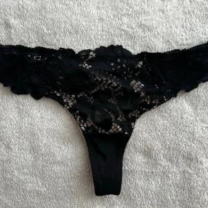 Svarta spets-trosor stringmodell - Shiloh String. Ny pris 150kr