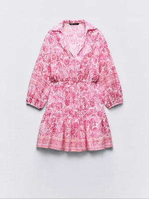 Rosa blommig kortklänning Zara - Supersöt kortklänning från Zara i rosa och vitt med blommigt mönster💗Klänningen säljs inte längre! Pris kan diskuteras☺️☺️