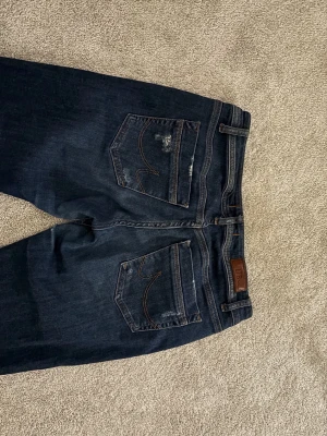 Mörkblå LTB bootcut jenas  - PRIS KAN DISKUTERAS! Snygga mörkblå bootcut jeans med klassisk femficksdesign och diskreta slitningar på framsidan. Är tillverkade i ett stretchigt denimtyg som ger en bekväm känsla hela dagen.