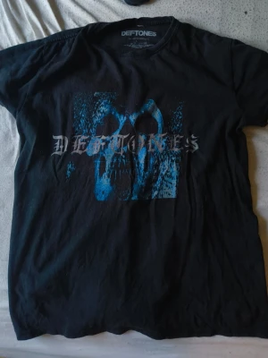 Deftones s/t tröja  - Self titled deftones t shirt, bet tröja, lyssnar bara int på dem längre. L passar som en M