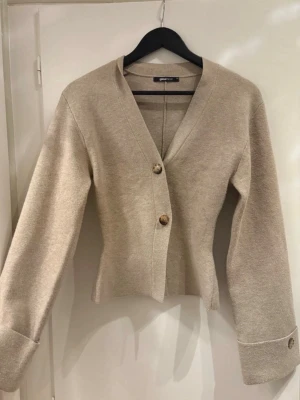 Trendig figurnära kofta från Gina - Helt oanvänd. Köpte som ny av någon på vinted men den var för stor för mig när jag testade så jag säljer den själv nu. 🩷