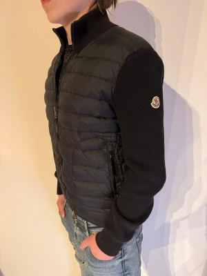  Moncler Cardigan Jacka | - | Skick: 9/10 | Färg: Svart | MODELL: 172cm 62kg | Vad inkluderas: Enbart Jackan | Nypris: 11 000kr |