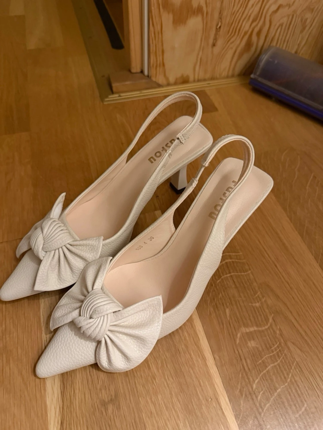 Vita pumps med rosett. - 1