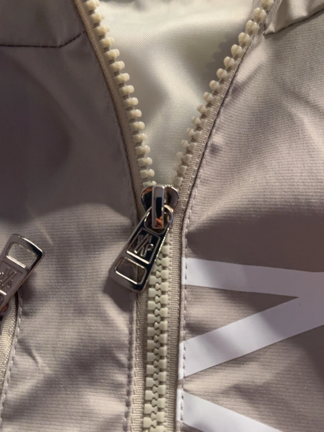 Beige vindjacka från Moncler - 3