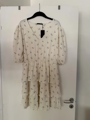 Klänning blommig  - Storlek XL. Aldrig använd. 