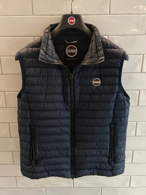 Colmar vest - Colmar Originals Väst Storlek: 50/S, modellen är 177-178 cm Färg: Marinblå En perfekt stilren väst för det kommande vädret! Skick: 9.5/10 Nypris: 250 € Jag skickar inom 24 timmar! 📦
