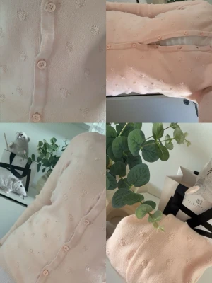 Ljusrosa kofta med små blommor - Supersöt kofta🫱🏽‍🫲🏼 perfekt nu till våren/sommaren SITTER PERFEKT! står tyvärr ingen lapp men Jag är en Xs/S så den borde va något av de😊 verkligen den här stockholmstilen.