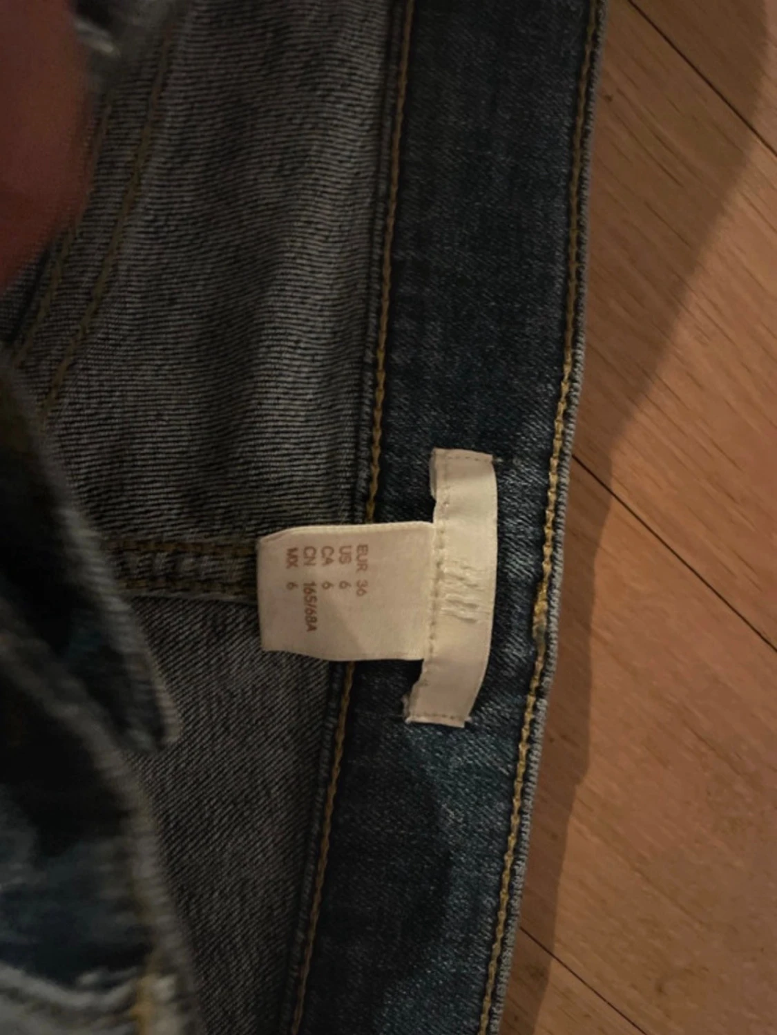 Blå jeansshorts med slitningar - 2