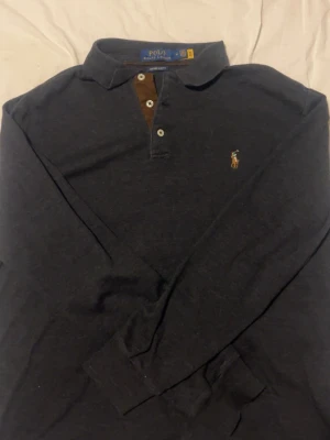 Långarmad piké från Polo Ralph Lauren - Klassisk grå piké från Polo Ralph Lauren. riktigt Skön och snygg , perfekt till många olika outfits.