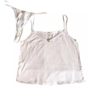 Pointelle Set/ hålmönstrad topp/ linne/ trosor/ stringtrosor, coquette/ alt/ cyber/ y2k/ 2000tal/ 00tal - Gulligt set med hålmönstrad topp och trosor från Zara! Underdelen är i oanvänt skick