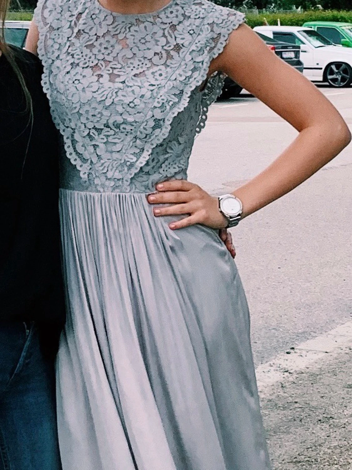 Ljusgrå långklänning med spets - 4