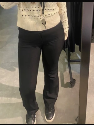 Bikbok Vilma kostymbyxor  - Snygga svarta kostymbyxor med utsvängda ben och hög midja.    sitter bekvämt och formar sig efter kroppen. Perfekta för en trendig och avslappnad look från Bikbok. Vilma modellen .