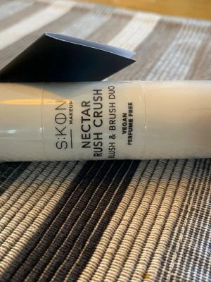 S.KØN Nectar Rush Crush Blush Duo - Säljer en S.KØN Nectar Rush Crush Blush & Brush Duo. Produkten är vegansk och parfymfri.  Perfekt för dig som vill ha ett enkelt rouge med borste i ett. Praktisk att ha med i väskan.