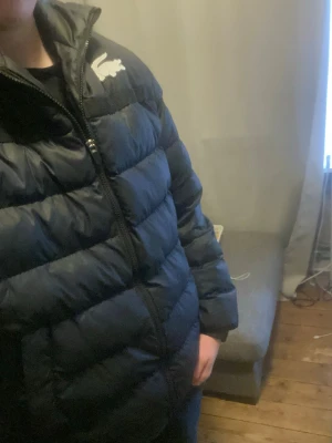 Svart pufferjacka från Lacoste - Säljer en svart jacka från Lacoste. Har haft den 3 månader, nyköpt från officiella Lacoste. Oanvänd