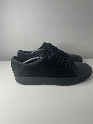 Lanvins  - Säljer ett par svarta lanvins med en ny sula,dom är i mycket bra sick,hör av er vid minsta fundering 