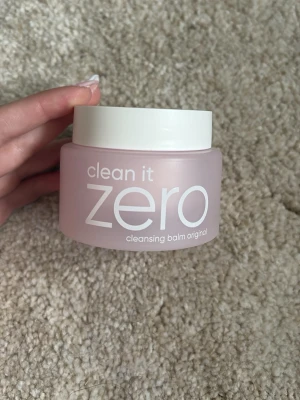 Clean It Zero Cleansing Balm - Clean It Zero Cleansing Balm Original från Banila Co i en rund, ljusrosa plastburk med vitt lock. Perfekt för att ta bort smink och rengöra huden på djupet. Balmen smälter vid kontakt med huden och lämnar en fräsch känsla. Den är endast testad! Och det är den mellersta storleken, säljer på grund av att jag har 2❤️ 