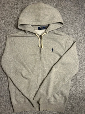  Polo Ralph Lauren half zip - En väldigt fin och eftertraktad tröja från Polo Ralph Lauren. Den är använd väldigt sparsamt och är du dunder skick. Tveka inte på att höra av dig vid fler frågor🙌
