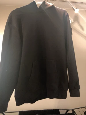 Svart hoodie från Stone Island - Svart hoodie från stone Island jag säljer för den inte passar mig. Ifall du har några funderingar är det bara att skriva på MVH Arvid 