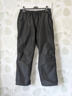 Everest Skalbyxor Storlek 42 -(40) - - Rekomenderas till storlek 40 - liten 42 . - Byxorna är i bra skick men vid fötterna är denna tillfredställande skick då den har nötts nedtill de de har varit för långa så jag har fållat en gång och det är kvar slitningar även att det gått/börjar gå upp lite i söm nedtill på insida samt är det ludd i kant/övre del på insidan byxor  annars är dessa i bra skick . - De behöver impregneras för just nu funkar de bara till tex duggregn eller skydd mot vind. - Större bilder kan skickas.