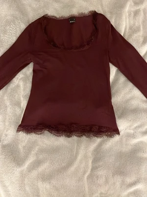 Spetstopp - Säljer en ny vinröd spetstopp från Gina i Stl M 